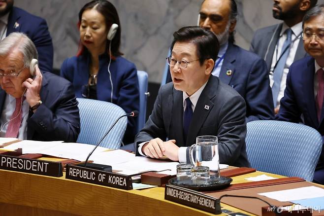 [뉴욕=뉴시스] 최동준 기자 = 이재명 대통령이 24일(현지 시간) 미국 뉴욕 유엔본부에서 열린 안전보장이사회에서 의장 자격으로 공개 토의를 주재하며 국별발언을 하고 있다. 2025.09.25. photocdj@newsis.com /사진=