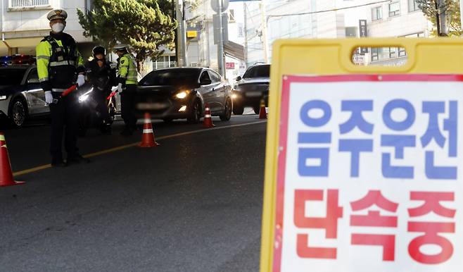 경찰이 도로에서 음주단속을 실시하고 있다. 기사와 직접적인 관련 없음. /사진=뉴시스.