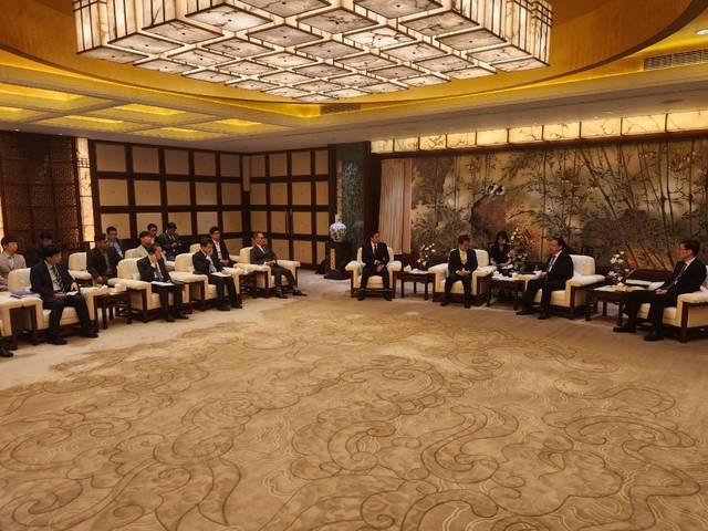 25일 중국 상하이(上海)시 시청사에서 김동연(오른쪽 세번쨰) 경기지사와 궁정(龔正) 상하이시장이 우호협력 협약 체결에 앞서 대담하고 있다. 상하이=박성훈 기자