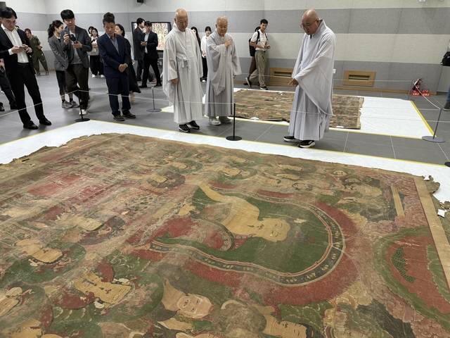 25일 경기 양평 불교문화유산보존센터에서 혜공스님, 능도스님, 성원스님이 환수된 용연사 불화들을 살펴보고 있다. 박동미 기자