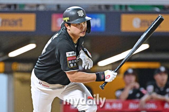 8일 인천 SSG랜더스필드에서 열린 '2025 신한 SOL BANK KBO리그' KT 위즈와 SSG랜더스 경기. KT 문상철이 6회초 2사에 안타를 치고 있다./마이데일리