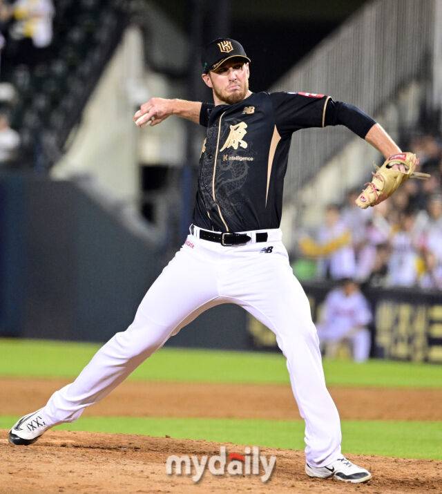 2025년 9월 11일 오후 서울 잠실구장에서 열린 '2025 신한 SOL뱅크 KBO 리그' KT 위즈와 LG 트윈스의 경기. KT 패트릭이 8회말 구원등판해 역투하고 있다./마이데일리