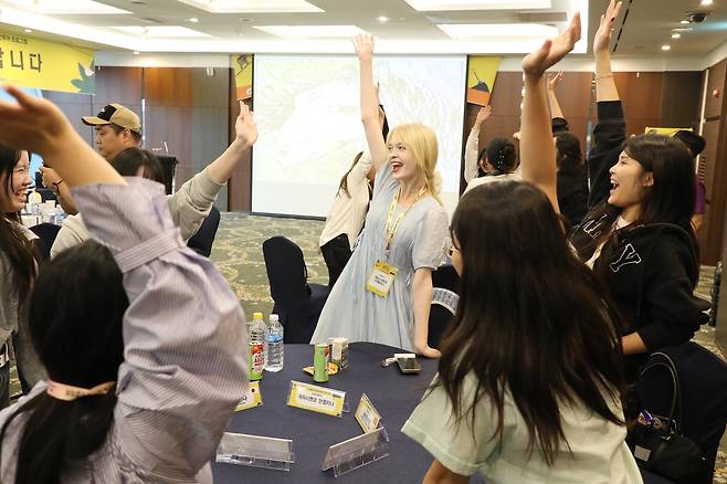 폐광지역 지역문화를 세계에 알리고, 봉사문화를 활성화하기 위한 강원랜드의 ‘볼런투어 캠프’ 외국인 자원봉사자들의 녹색 약속.