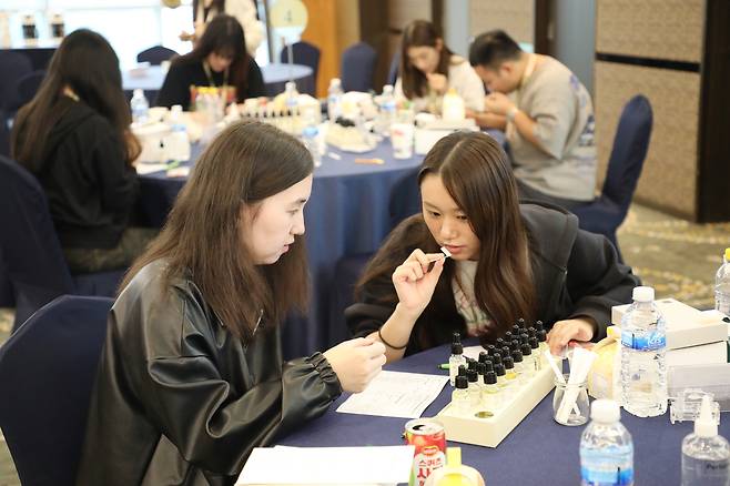 외국인 자원봉사자들이 정선 산악지역 봉사활동을 마무리한뒤 하이원 웰니스센터에서 나만의 힐링향수 만들기 조향 체험을 하고 있다.