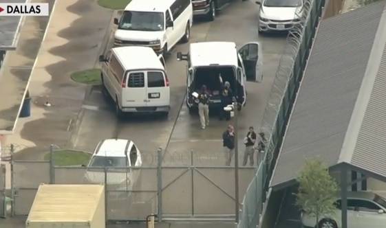 24일(현지시간) 총격이 벌어진 텍사스 주 댈러스의 이민세관단속국(ICE) 현장.[FOX 뉴스 화면]