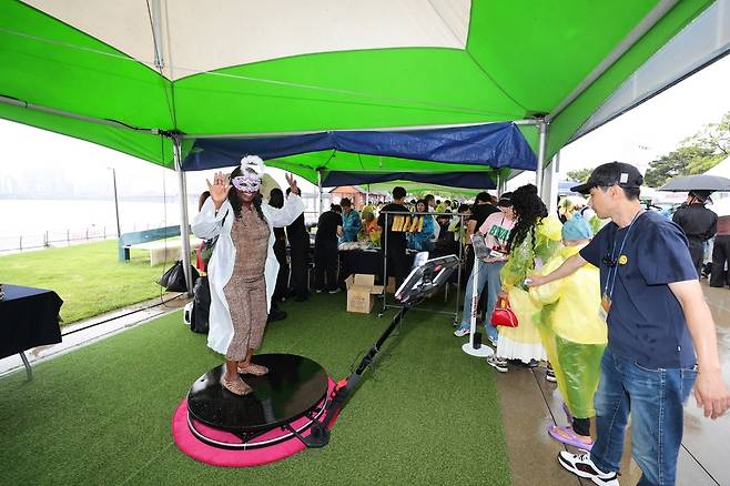 컨벤션 행사장을 뛰쳐 한강으로 나온 WSB 임직원들