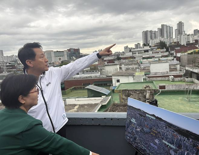 24일 오세훈 서울시장이 서울 강북구 미아동 ‘미아2구역’ 사업 현장을 둘러보고 있다. 정주원 기자