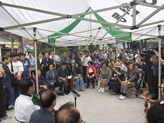 오 시장과 서울시 관계자들이 미아2구역 주민들을 만나 간담회를 진행하는 모습. 정주원 기자