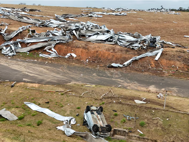 24일(현지시간) 브라질 상파울루주 소로카바에 있는 일본 도요타 공장이 강풍으로 피해를 입은 모습. [로이터통신]
