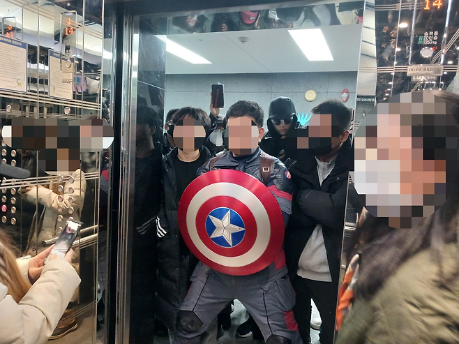 지난 2월 윤석열 전 대통령 지지자 안모 씨가 서울 중구 국가인권위원회 건물 14층 엘리베이터 앞을 막고 선 모습.[뉴시스]