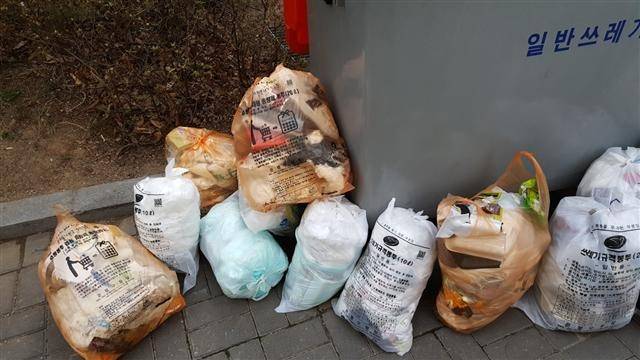 서울 은평구 한 아파트 쓰레기통. 종량제 봉투에 담긴 일반쓰레기가 넘쳐난다.[헤럴드DB]
