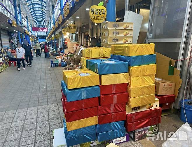 [서울=뉴시스] 하다임 인턴 기자 = 23일 서울 동대문구 청량리 청과물시장에 추석 선물 세트가 한가득 쌓여 있다. 2025.09.24. hadaim@newsis.com
