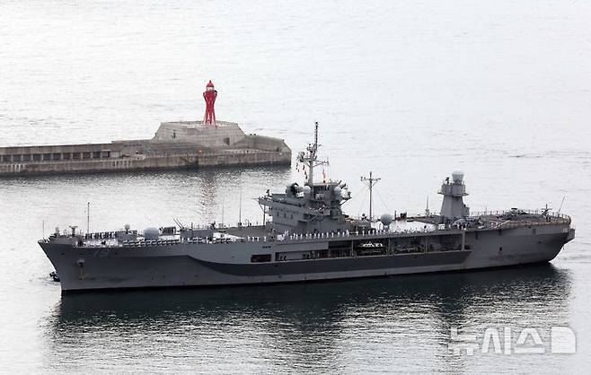 [부산=뉴시스] 하경민 기자 = 미국 해군 제7함대사령부 상륙지휘함인 '블루릿지'(LCC-19·1만9600t)가 25일 오전 부산 남구 해군작전사령부 부산작전기지에 입항하고 있다.  길이 194m, 폭 33m 규모에 승조원 1400여 명인 블루릿지함은 핵추진 항공모함인 로널드 레이건함(CVN-76)과 핵잠수함 10여척, 이지스 구축함 및 순양함 20여척, 항공기 300여 대를 지휘한다. 2025.09.25. yulnetphoto@newsis.com