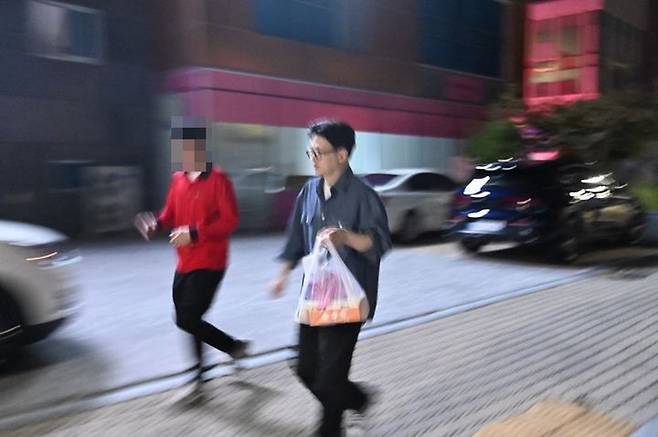 [서울=뉴시스] 치킨 배달하고 있는 한동훈 전 대표. (사진=인스타그램 캡처) *재판매 및 DB 금지