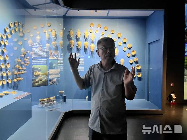 [서울=뉴시스] 지난 19일 전라남도 목포시 목포해양유물전시관에서 만난 이은석 국립해양문화유산연구소장은 출토 유물과 출수 유물의 다른 점과 함께 수중 문화유산의 가치를 이야기했다. 2025.09.24. suejeeq@newsis.com
