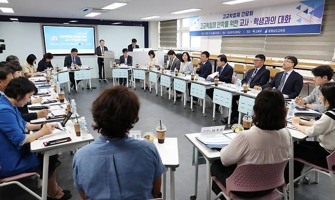 [서울=뉴시스] 황준선 기자 = 최교진 사회부총리 겸 교육부 장관이 지난 15일 오후 충남 금산여자고등학교에서 열린 고교학점제 안착을 위한 교사·학생과의 대화에서 발언하는 모습. (사진=교육부 제공) 2025.09.15. photo@newsis.com *재판매 및 DB 금지