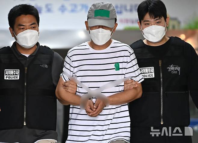 [수원=뉴시스] 김종택 기자 = KT 무단 소액결제 사건 피의자인 중국인 B(44·중국 국적)씨가 25일 경기 수원시 영통경찰서에서 정보통신망법 위반, 컴퓨터 사용 사기, 범죄수익 은닉규제법 위반 등 혐의로 검찰로 구속 송치되고 있다. 2025.09.25. jtk@newsis.com