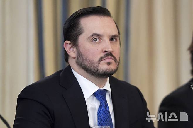 [워싱턴=AP/뉴시스] 테일러 부도위치 백악관 부비서실장이 지난 6월 9일(현지 시간) 미 워싱턴DC에서 열린 미국 투자 원탁회의에 참석해 있다. 액시오스에 따르면 트럼프 대통령의 오랜 측근인 그는 이달 말 백악관을 떠나 민간 부문으로 돌아갈 예정이다. 2025.09.25.