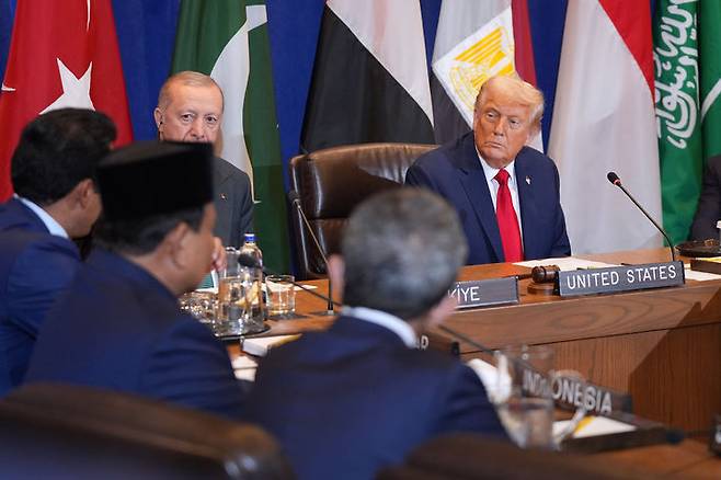 [뉴욕=AP/뉴시스] 도널드 트럼프 미국 대통령이 지난 23일 미국 뉴욕에서 유엔 총회를 계기로 카타르, 요르단, 튀르키예, 파키스탄, 인도네시아, 아랍에미리트(UAE), 사우디아라비아, 이집트 정상들과 회의를 진행하고 있다. 2025.09.25.
