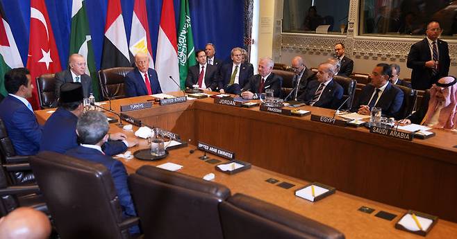 [뉴욕=AP/뉴시스] 도널드 트럼프 미국 대통령이 지난 23일 미국 뉴욕에서 유엔 총회를 계기로 카타르, 요르단, 튀르키예, 파키스탄, 인도네시아, 아랍에미리트(UAE), 사우디아라비아, 이집트 정상들과 회의를 진행하고 있다. 2025.09.25.