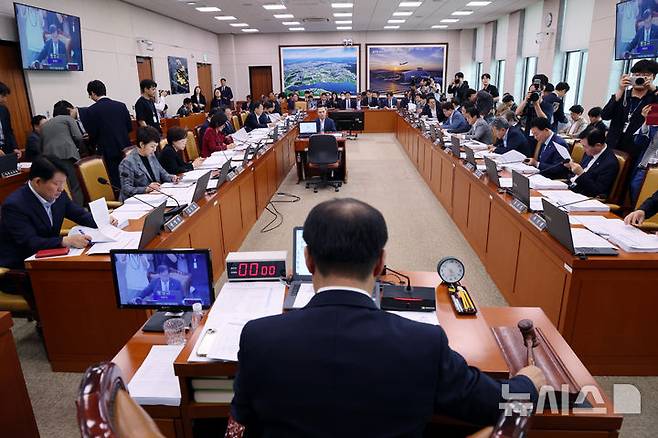 [서울=뉴시스] 김명년 기자 = 25일 오전 서울 여의도 국회 국토교통위원회 전체회의에서 맹성규 위원장이 의사봉을 두드리고 있다. 2025.09.25. kmn@newsis.com