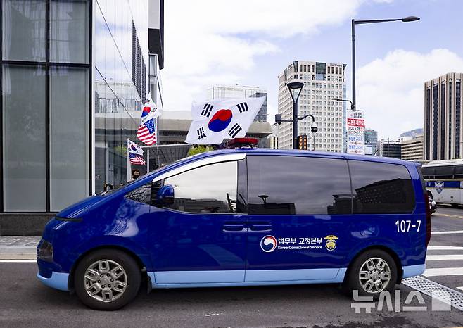 [서울=뉴시스] 김근수 기자 = 이우환 화백의 그림과 관련한 의혹 등을 받는 김건희 여사가 탑승한 호송차가 25일 서울 종로구 김건희특검팀(특별검사 민중기)으로 들어서고 있다. 2025.09.25. ks@newsis.com