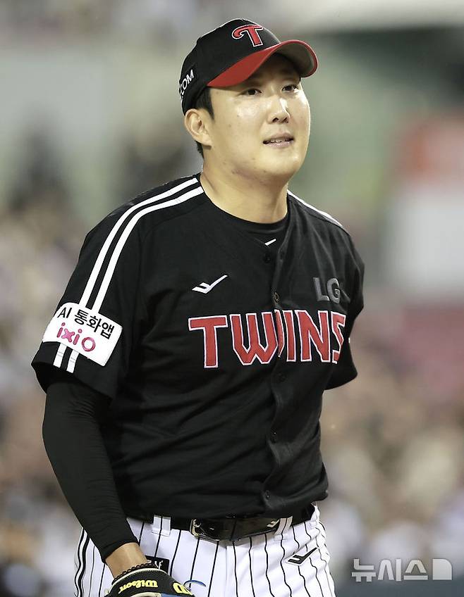 [서울=뉴시스] 정병혁 기자 = 10일 서울 송파구 잠실야구장에서 열린 2025 KBO리그 LG 트윈스 대 두산 베어스의 경기, 7회말을 막아낸 LG 선발 손주영이 덕아웃을 향하고 있다. 2025.09.10. jhope@newsis.com