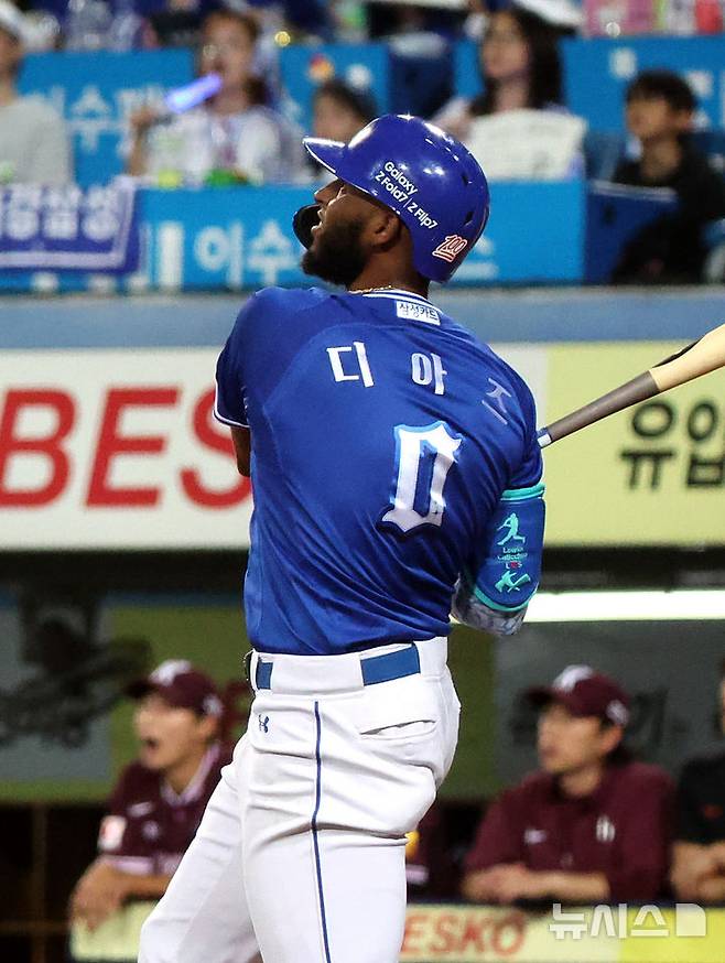 [대구=뉴시스] 이무열 기자 = 25일 대구 수성구 삼성라이온즈파크에서 열린 2025 신한 SOL 뱅크 KBO리그 키움 히어로즈와 삼성 라이온즈의 경기, 8회말 2사 주자 1,3 상황에서 삼성 디아즈가 스리런 홈런을 치고 있다. 2025.09.25. lmy@newsis.com