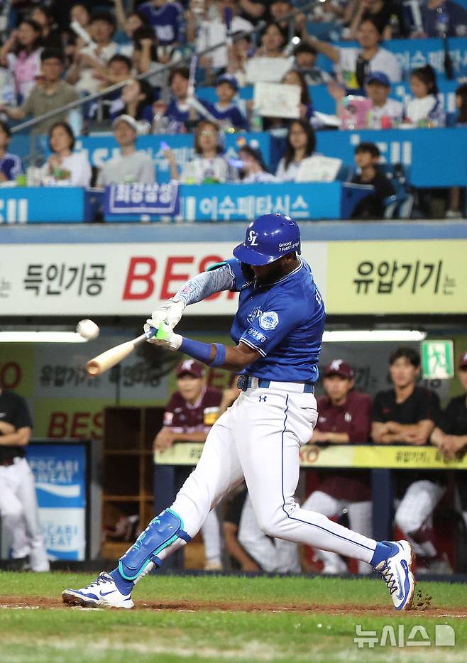 [대구=뉴시스] 이무열 기자 = 25일 대구 수성구 삼성라이온즈파크에서 열린 2025 신한 SOL 뱅크 KBO리그 키움 히어로즈와 삼성 라이온즈의 경기, 8회말 2사 주자 1,3루 상황에서 삼성 디아즈가 스리런 홈런을 치고 있다. 2025.09.25. lmy@newsis.com