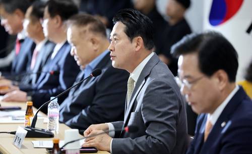 발언하는 장동혁 대표 발언하는 장동혁 대표     (대전=연합뉴스) 김준범 기자 = 국민의힘 장동혁 대표가 25일 오전 대전시 동구 삼성동 국민의힘 대전시당에서 열린 현장 최고위원회의에서 발언하고 있다. 2025.9.25     psykims@yna.co.kr (끝)   <저작권자(c) 연합뉴스, 무단 전재-재배포, AI 학습 및 활용 금지>