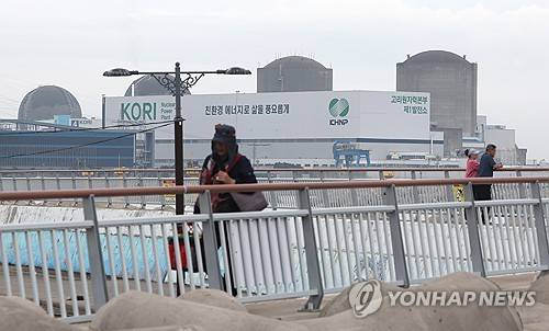 2년 반 멈춘 부산 고리 2호기 수명연장 심사 (부산=연합뉴스) 강선배 기자 = 25일 오후 부산 기장군 장안읍 월내 쪽에서 바라본 고리2호기(오른쪽 두 번째) 모습. 원자력안전위원회는 이날 회의를 열고 고리 2호기의 사고관리계획서와 계속 운전 여부를 심의한다. 2025.9.25 sbkang@yna.co.kr