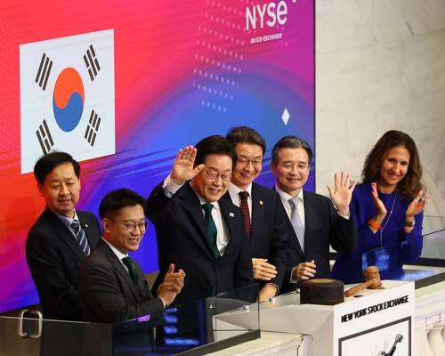 이재명 대통령, 뉴욕 증권거래소 방문 이재명 대통령, 뉴욕 증권거래소 방문     (뉴욕=연합뉴스) 한상균 기자 = 이재명 대통령이 25일(현지시간) 미국 뉴욕 증권거래소에서 개장을 알리는 버튼을 누른 뒤 손을 흔들고 있다. 2025.9.25     xyz@yna.co.kr (끝)   <저작권자(c) 연합뉴스, 무단 전재-재배포, AI 학습 및 활용 금지>