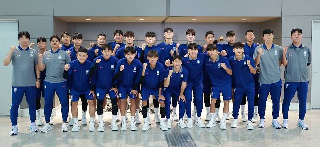 2025 국제축구연맹(FIFA) 20세 이하(U-20) 월드컵에 출전하는 남자 축구 대표팀 이창원 감독(왼쪽)과 선수, 코칭스태프가 8일 인천국제공항 제2여객터미널에서 대회가 열리는 칠레로 출국하기에 앞서 기념 촬영을 하고 있다. 연합뉴스