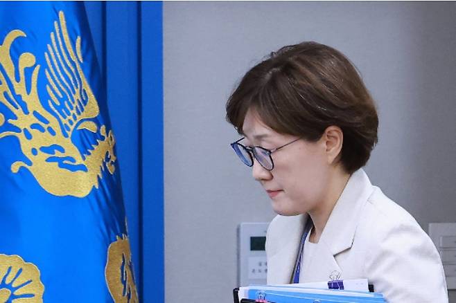 대통령실 김현지 총무비서관이 지난 7월 17일 서울 용산 대통령실 청사에서 이재명 대통령 주재로 열린 4차 수석·보좌관 회의에 참석하고 있다. 연합뉴스