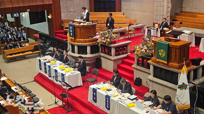 대한예수교장로회 통합총회(정훈 총회장)가 25일 영락교회에서 열린 제110회 총회 셋째날 오전 회무에서 사랑제일교회 전광훈 목사에 대한 이단성 조사에 착수하기로 결의했다. 통일교에 대해서는 '이단사이비'로 재결의했다. 송주열 기자