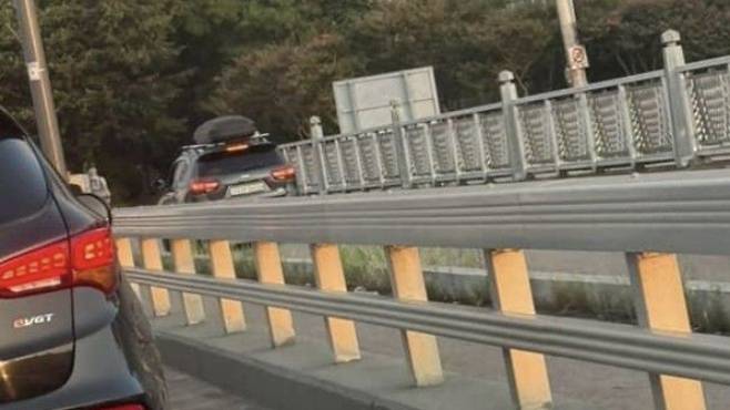 광주 북구 첨단대교에서 한 차량이 차도가 아닌 인도 위를 달리고 있다. 온라인 커뮤니티 캡처