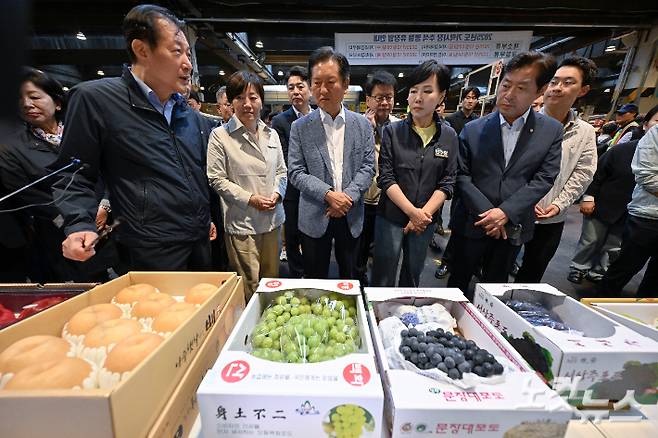정청래 더불어민주당 대표가 25일 추석맞이 물가점검을 위해 서울 송파구 가락동 농수산물도매시장을 방문해 과일을 살펴보고 있다. 국회사진기자단