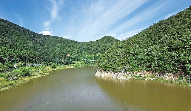 23일 오전 강원 강릉 오봉저수지에 상류까지 물이 차올랐다. 저수율이 회복되면서 시는 22일 오후 가뭄 재난사태를 해제했다. 연합뉴스