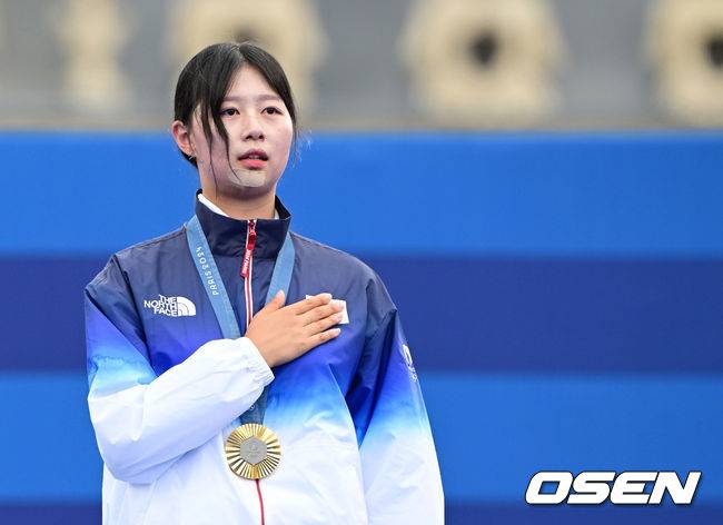 [OSEN=파리(프랑스), 최규한 기자] 임시현(21)이 남수현(19)을 꺾고 금메달을 목에 걸었다. 남수현은 은메달을 차지했다.&nbsp;임시현은 3일(한국시간)&nbsp;프랑스&nbsp;파리&nbsp;래쟁발리드에서 열린&nbsp;2024&nbsp;파리 올림픽 양궁 여자 개인 결승전에서 남수현과 겨뤄 7-3으로 승리했다. 이로써 한국은 양궁 여자 개인 결승에서 금메달과 은메달을 획득했다. 동메달은 전훈영(30)을 꺾은 리사 바르블랭(프랑스)이 차지했다.임시현이 시상대에서 애국가를 부르고 있다. 2024.08.03 / dreamer@osen.co.kr