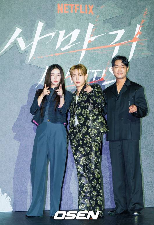 [OSEN=박준형 기자] 25일 오후 서울 롯데시네마 건대입구에서 넷플릭스 영화 ‘사마귀’ 제작보고회가 진행됐다.모든 룰이 무너진 살인청부업계에 긴 휴가 후 컴백한 A급 킬러 ‘사마귀’와 그의 훈련생 동기이자 라이벌 ‘재이’ 그리고 은퇴한 레전드 킬러 ‘독고’가 1인자 자리를 놓고 벌이는 대결을 그린 액션으로 배우 임시완과 박규영, 조우진이 출연한다.배우 박규영과 임시완, 조우진이 포즈를 취하고 있다.    2025.09.25 / soul1014@osen.co.kr