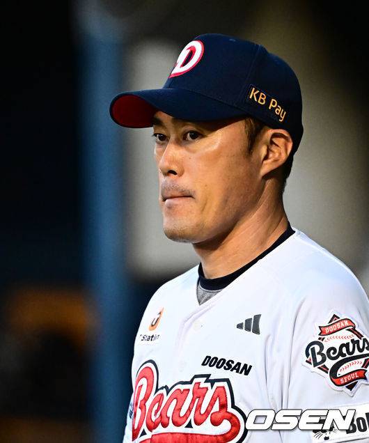 [OSEN=잠실, 지형준 기자] 18일 오후 서울 잠실구장에서 ‘2025 신한 SOL Bank KBO리그’ 두산 베어스와 키움 히어로즈의 경기가 열렸다.두산은 잭로그, 키움은 하영민이 선발로 나섰다.두산 조성환 감독대행이 경기를 준비하고 있다. 2025.09.18 /jpnews@osen.co.kr