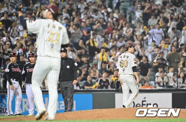 [OSEN=울산, 이석우 기자] 25일 울산 문수야구장에서 2025 신한 SOL 뱅크 KBO 리그 롯데 자이언츠와 LG 트윈스의 경기가 열렸다. 홈팀 롯데는 감보아가, 방문팀 LG는 손주영이 선발로 나섰다.롯데 자이언츠 박찬형이 6회초 2사 만루 LG 트윈스 오스틴의 3루 땅볼을 1루에 송구 실책하며 2실점한 후 아쉬워하고 있다. 2025.09.25 / foto0307@osen.co.kr