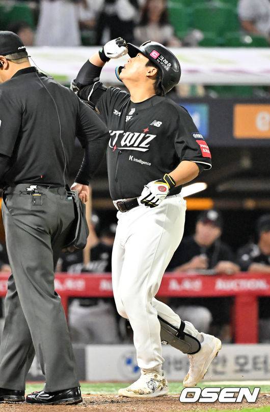 [OSEN=인천, 민경훈 기자] 25일 오후 인천 SSG랜더스필드에서 ‘2025 신한 SOL BANK KBO리그’ SSG 랜더스와 KT 위즈의 경기가 진행됐다.이날 경기에서 SSG은 문승원을, KT는 패트릭을 선발투수로 내세웠다.6회초 1사 KT 강백호가 우월 솔로 홈런을 때린 후 그라운드를 돌며 세리머니를 하고 있다. 2025.09.25 / rumi@osen.co.kr