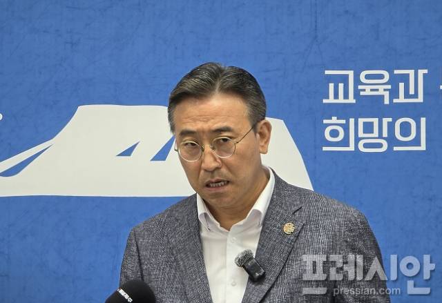 ▲오순문 서귀포시장이 관광 극장 철거 관련 기자회견을 하고 있다.ⓒ프레시안