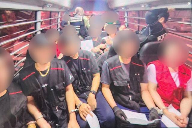 ▲금속노조는 지난 24일 "울산출입국사무소가 울산 자동차 부품회사 M사에서 일하는 이주노동자 최소 50명을 강제 체포하며 인권을 침해한 일이 지난 16일 발생했다"고 밝히며 "이주노동자들은 성별을 불문하고 서로 수갑으로 결박됐다. 인권 침해 소지가 다분하다"고 지적했다. ⓒ금속노조