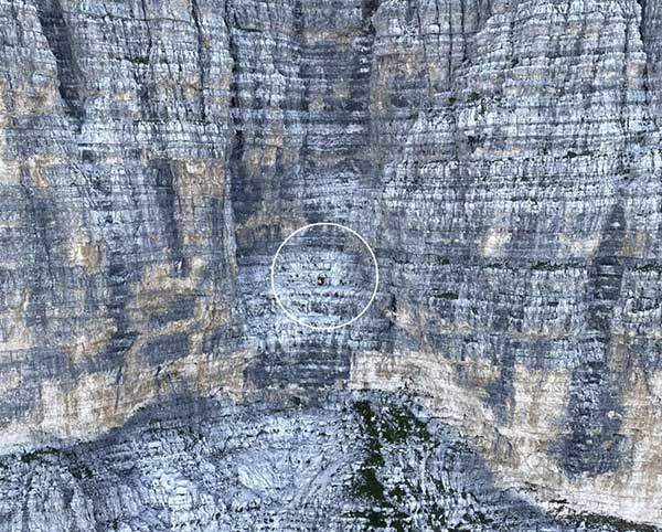 아무런 장비 없이 돌로미테의 유명 비아페라타 루트 한가운데에서 고립된 한국인 부부. 사진 이탈리아산악동굴구조부대