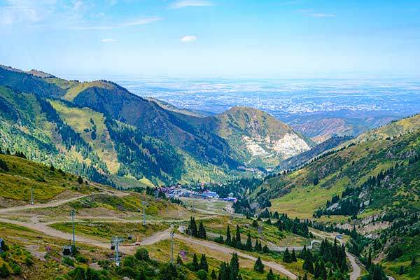 케이블카 두 번째 구간은 숲은 점차 사라지고 풀과 바위가 섞인 고산 초원이 펼쳐졌다.