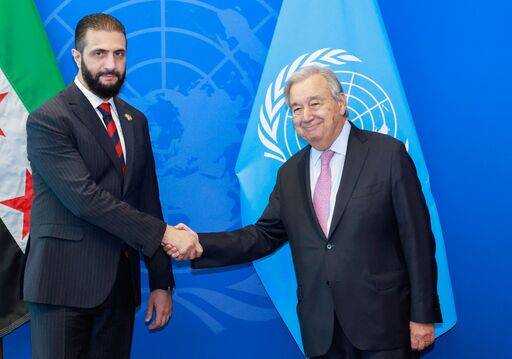 24일(현지시간) 유엔 총회 연설을 위해 미국 뉴욕 유엔 본부를 방문한&nbsp;아메드 알샤라 시리아 임시 대통령(왼쪽)이 안토니우 구테흐스 유엔 사무총장과 만나 악수하고 있다. AFP연합뉴스