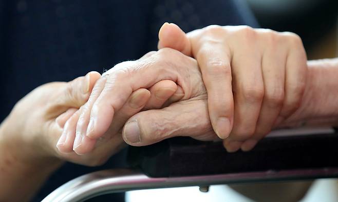 한 요양병원에서 가족이 면회하고 있다. 공동취재사진