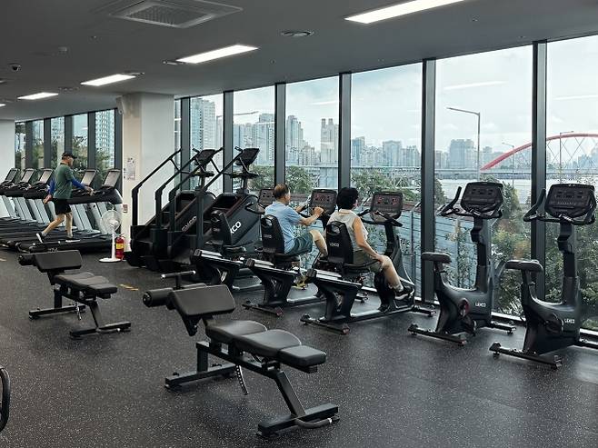 서울 마포구 당인리의 ‘마포365구민센터’에서 주민들이 한강을 보며 운동하고 있다. 마포구 제공